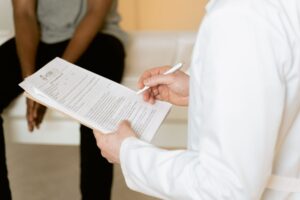 Médico examinando paciente