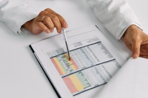 Médico analisando resultados. 